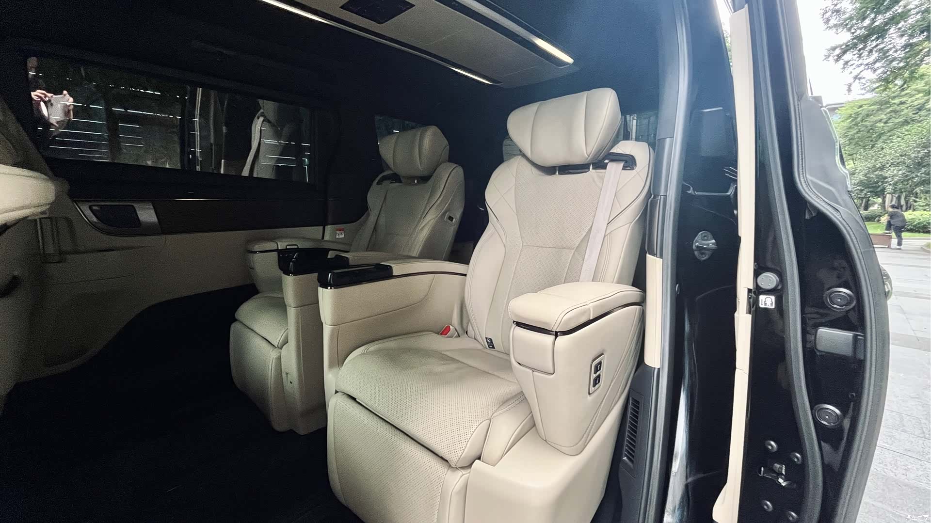 Toyota Alphard, 2024 9