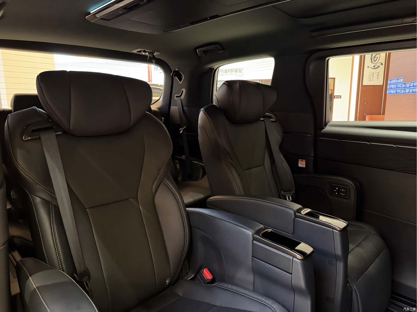 Toyota Alphard, 2026 9
