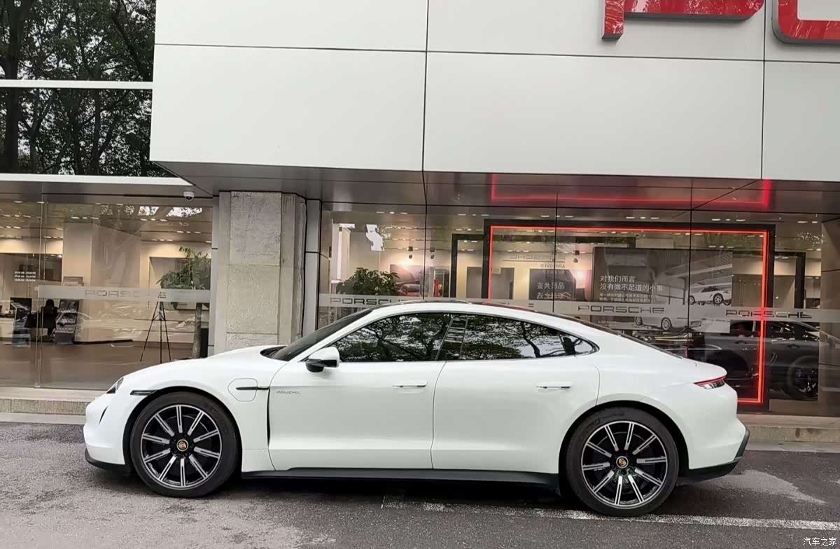 Porsche Taycan, 2023 3