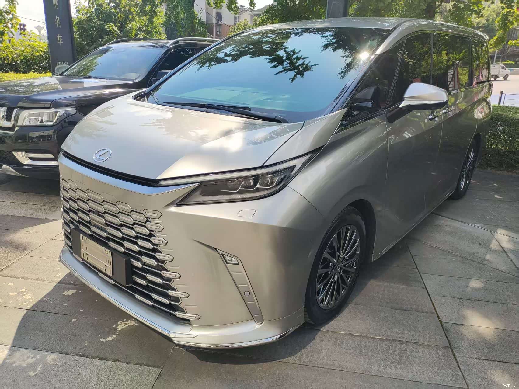 Lexus LM, 2025 2