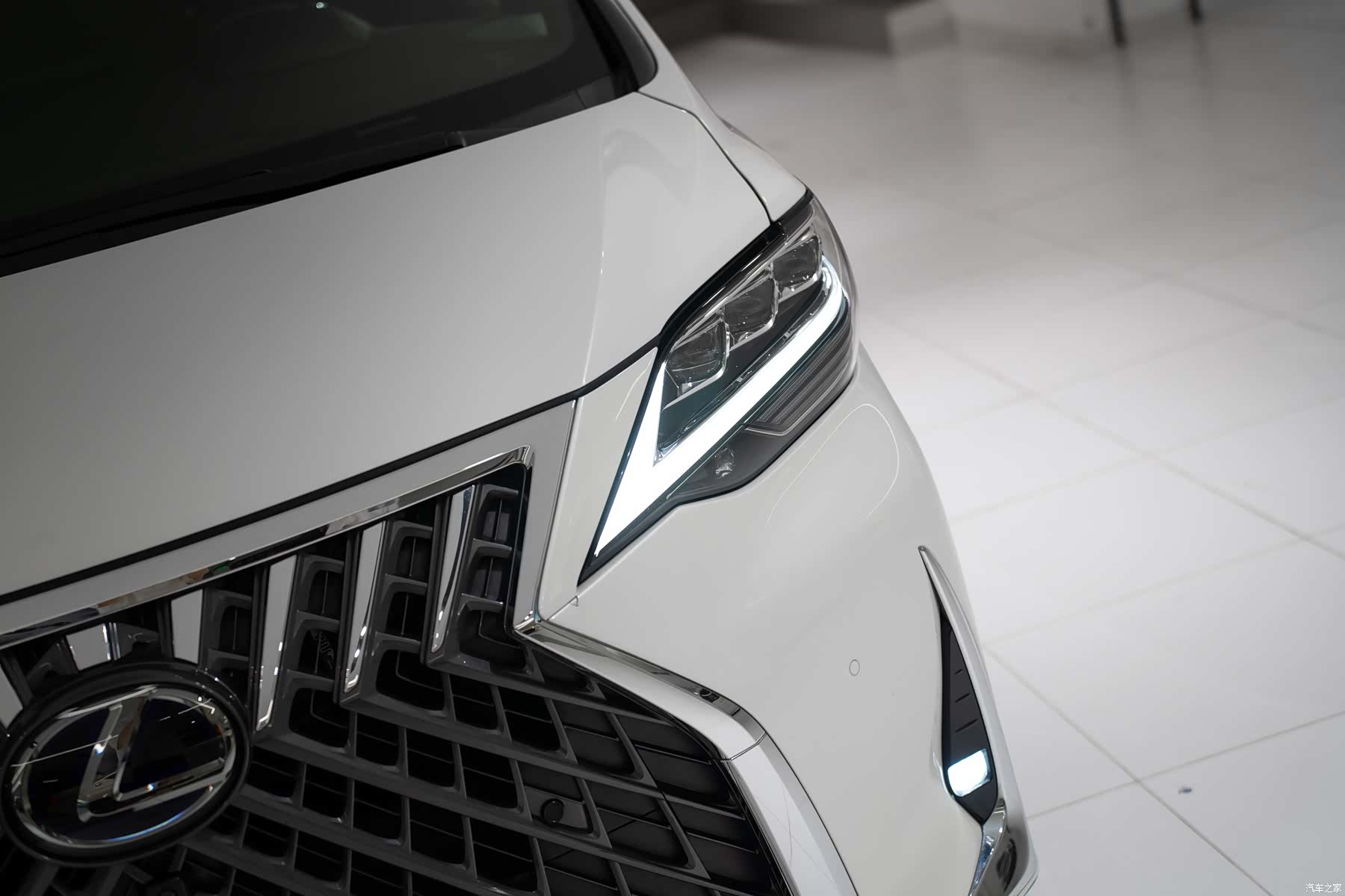 Lexus LM, 2022 7