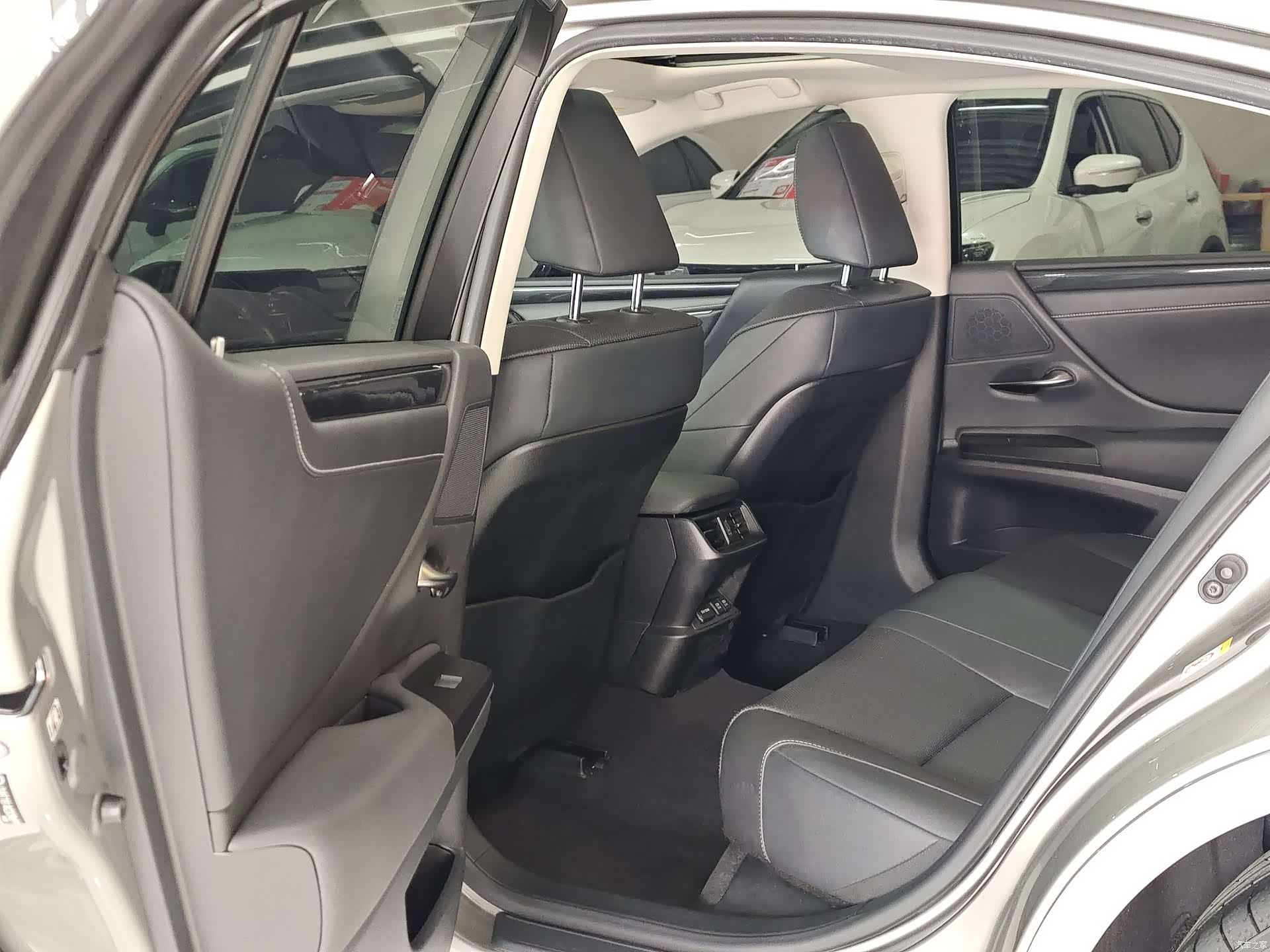 Lexus ES, 2019 9
