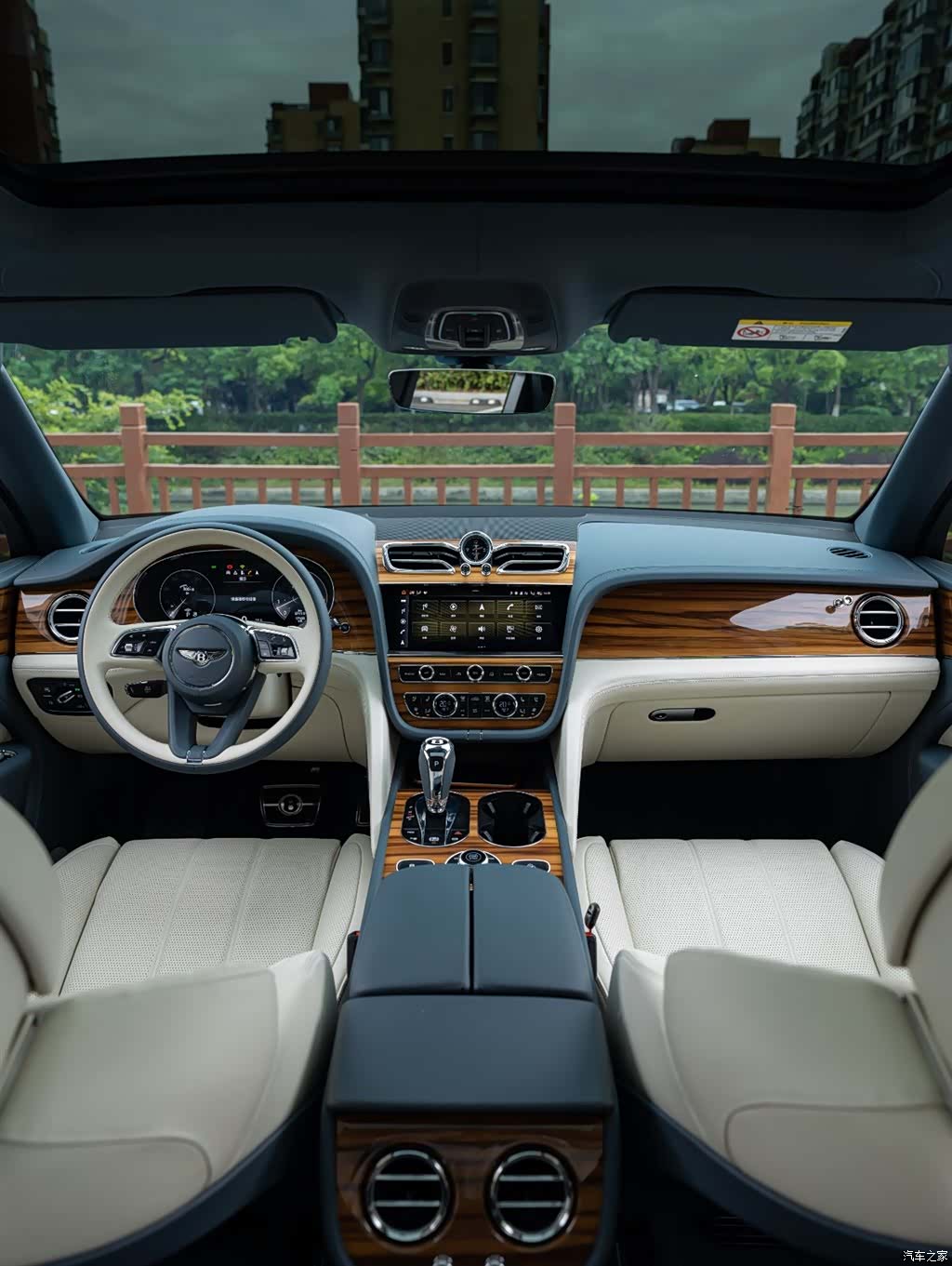 Bentley Bentayga, 2023 10