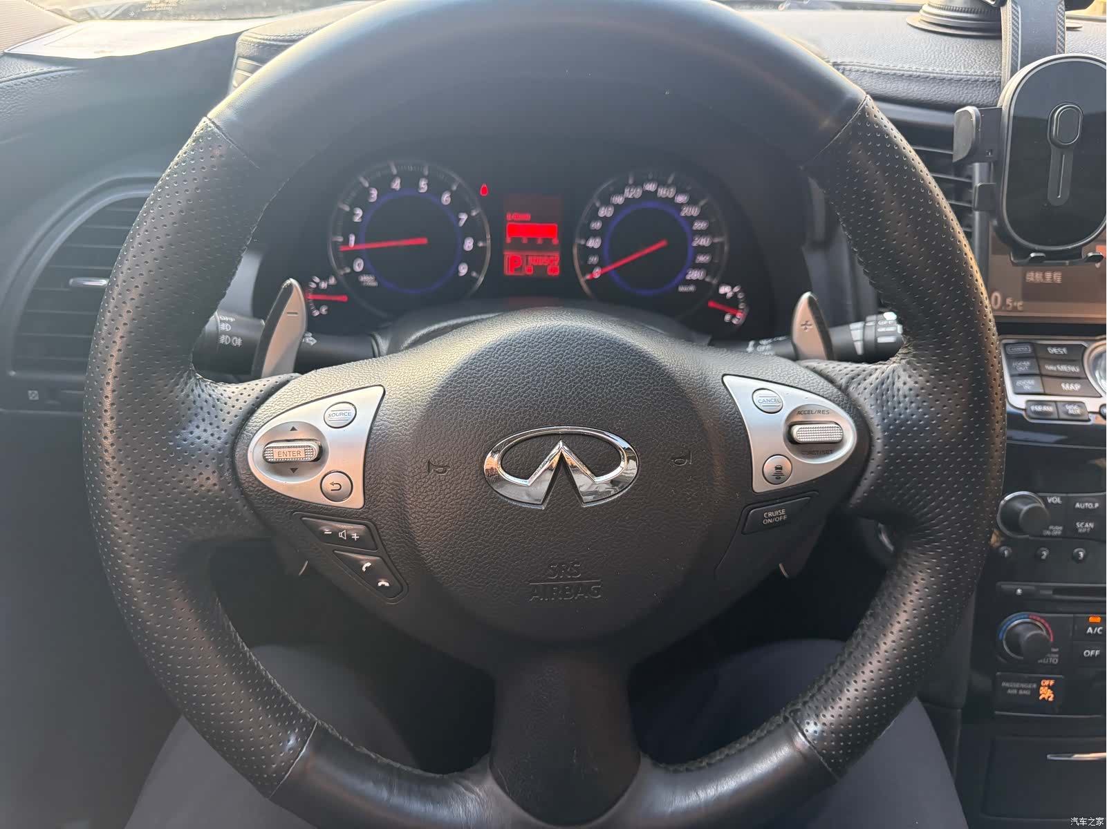 Infiniti FX35, 2011 11
