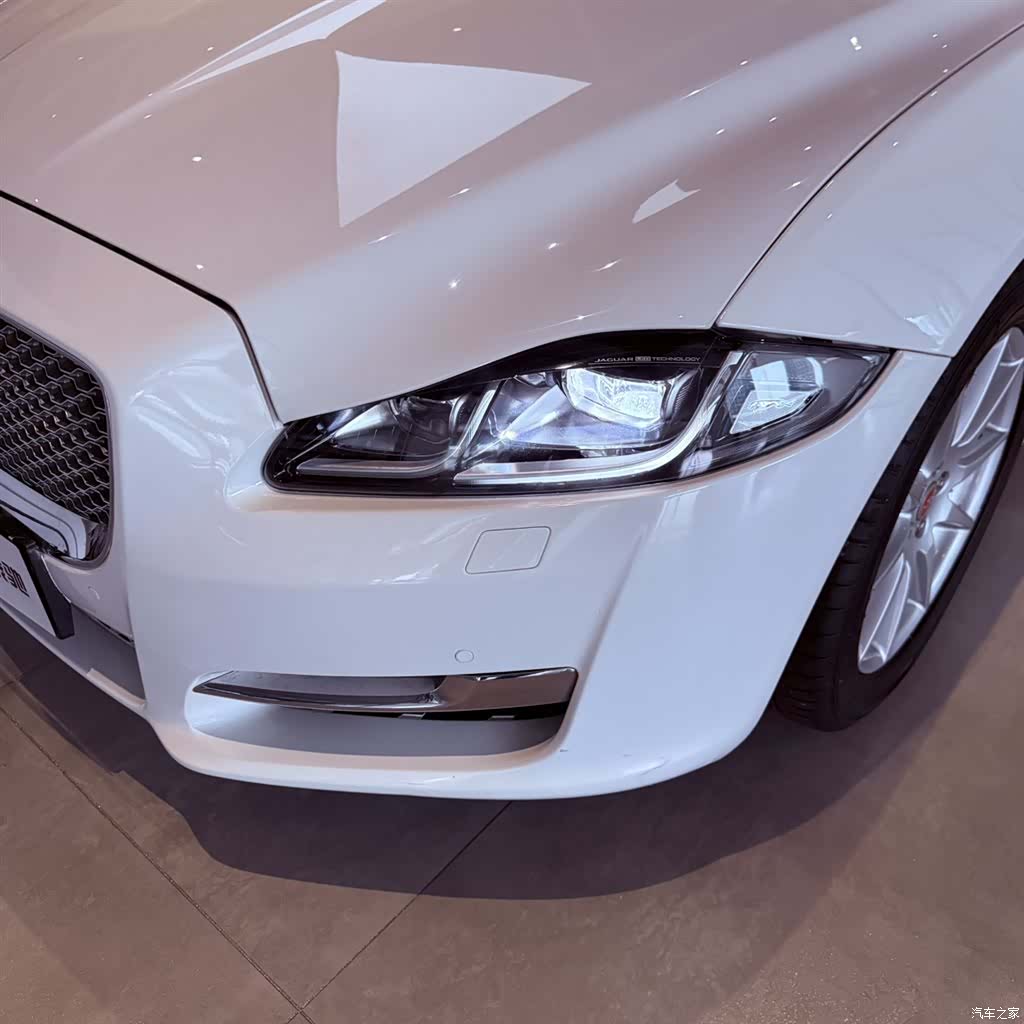 Jaguar XJ, 2017 3