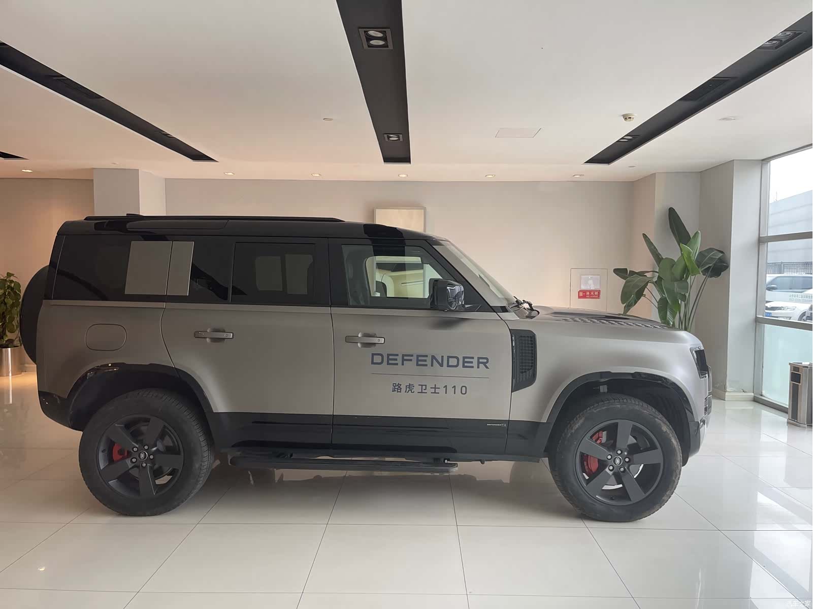Land Rover Defender, 2024 3