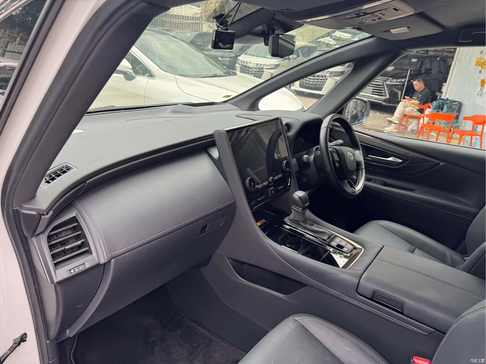 Toyota Alphard, 2026 3
