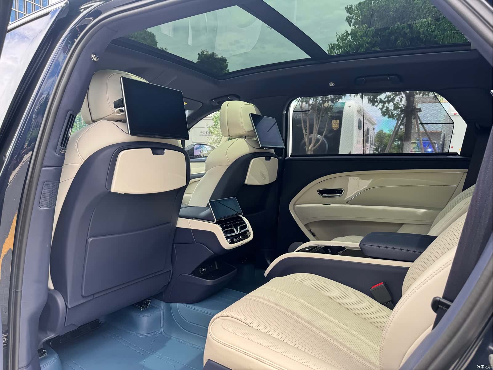 Bentley Bentayga, 2024 7