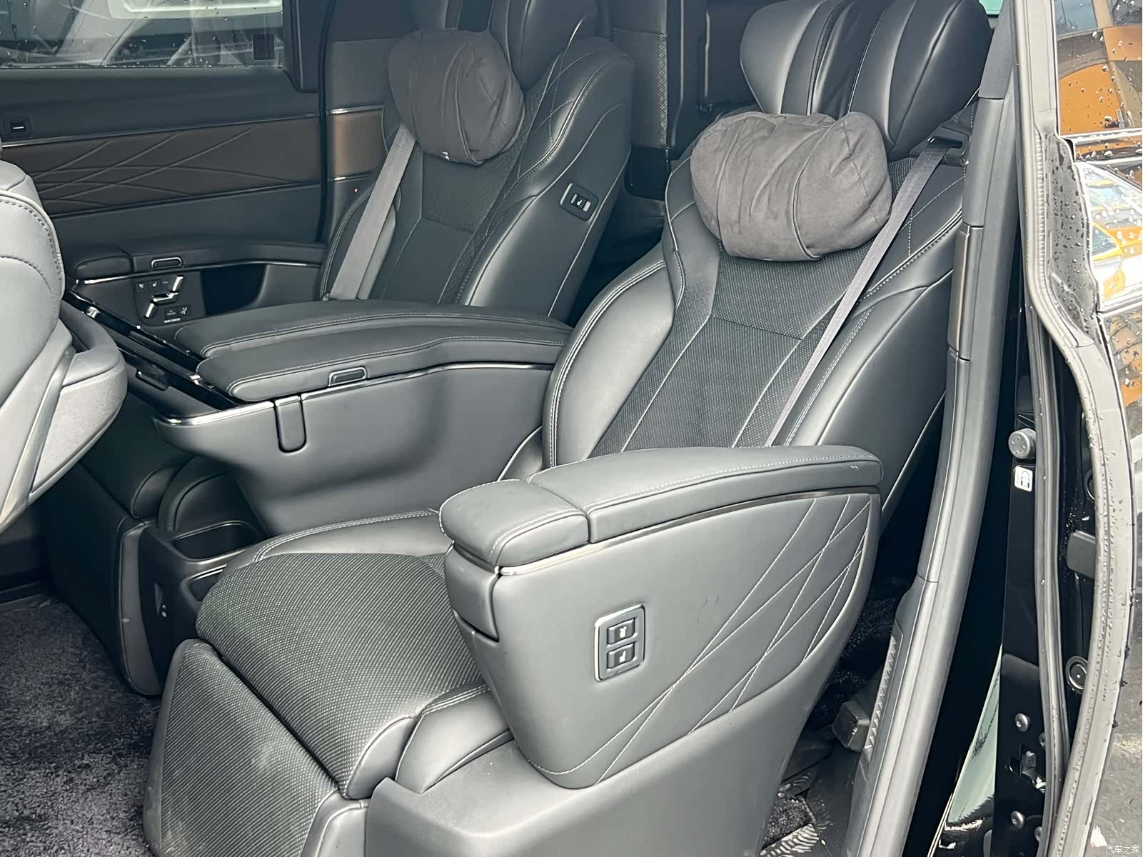 Toyota Vellfire, 2025 4