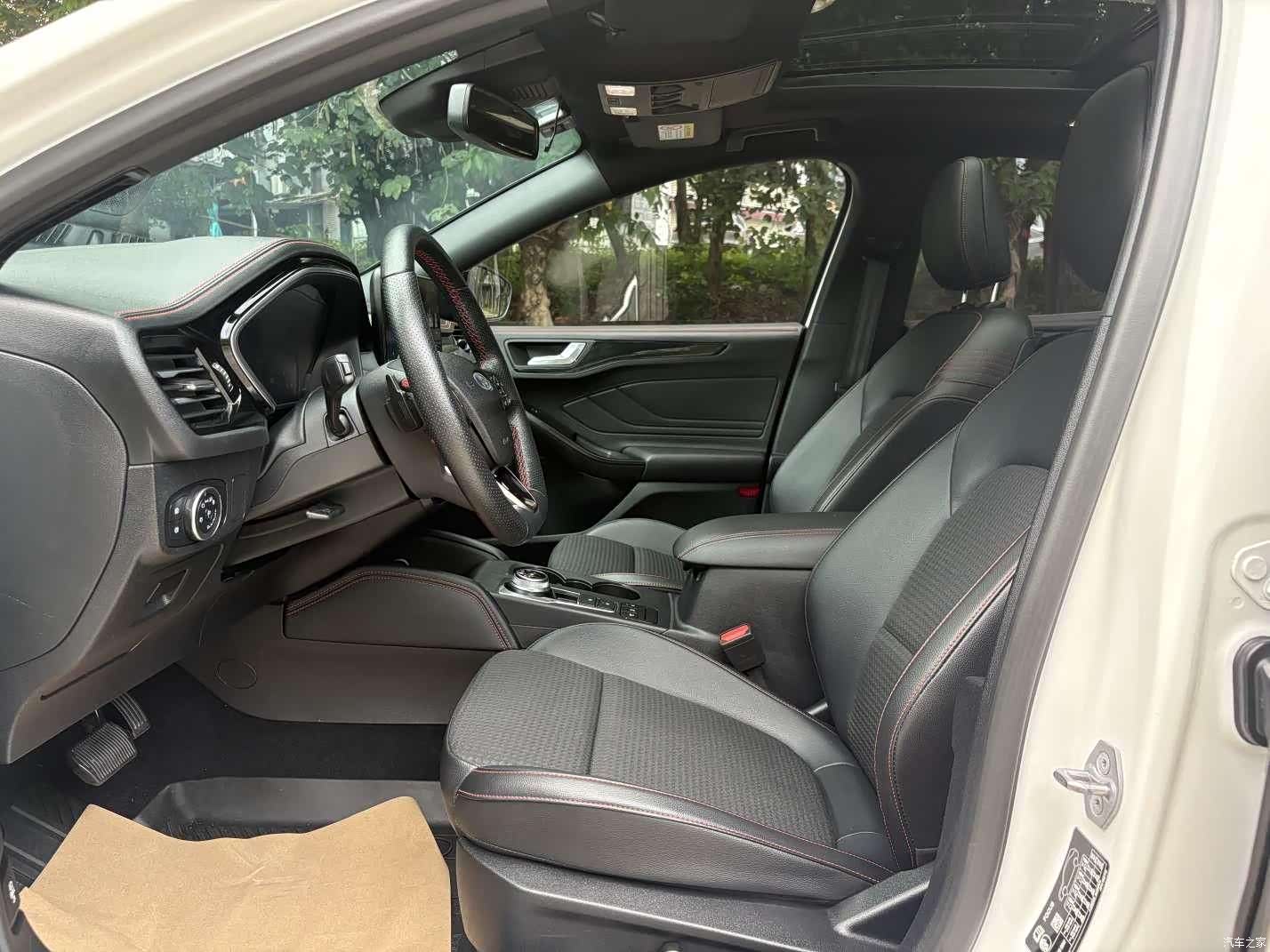 Ford Focus, 2022 13