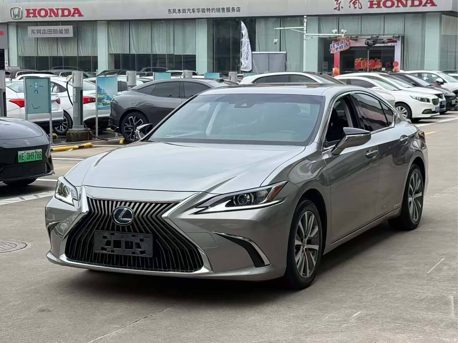 Lexus ES, 2019 3