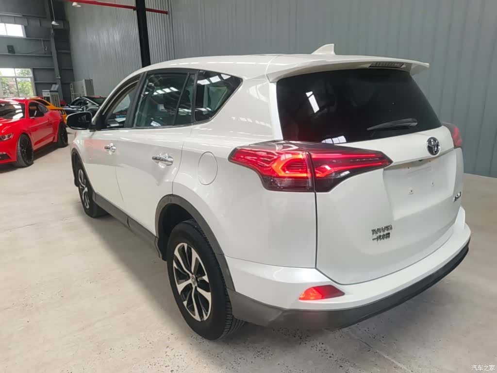 Toyota RAV4, 2018 все фото