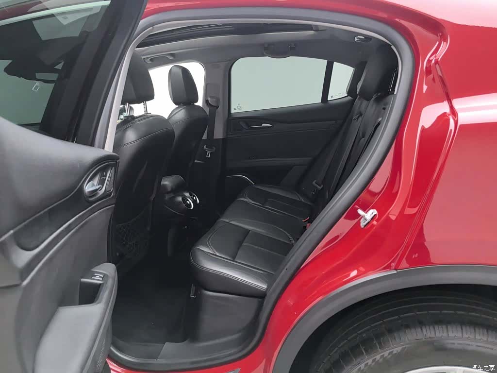 Alfa Romeo Stelvio, 2017 15