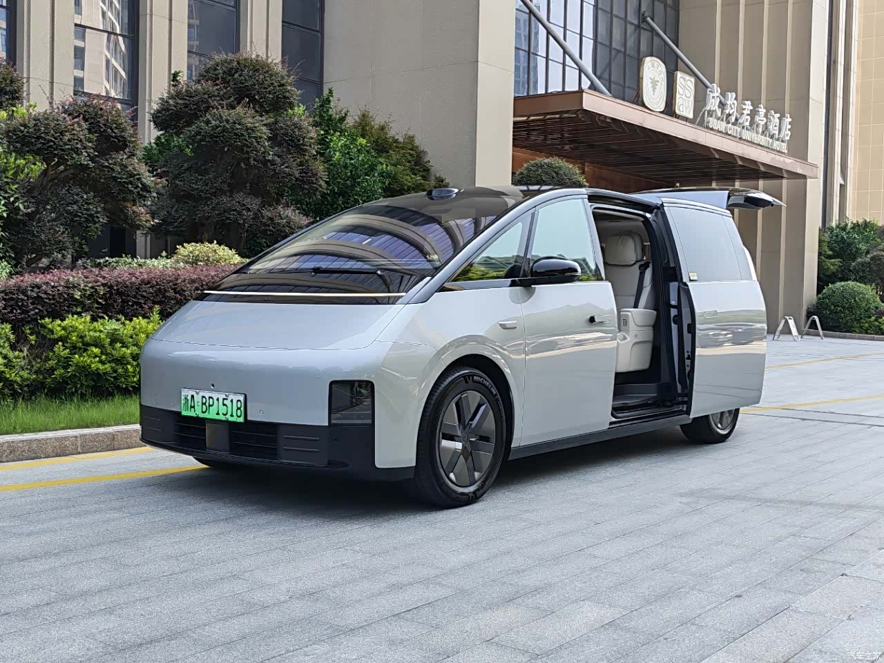 Li Auto MEGA, 2025 2
