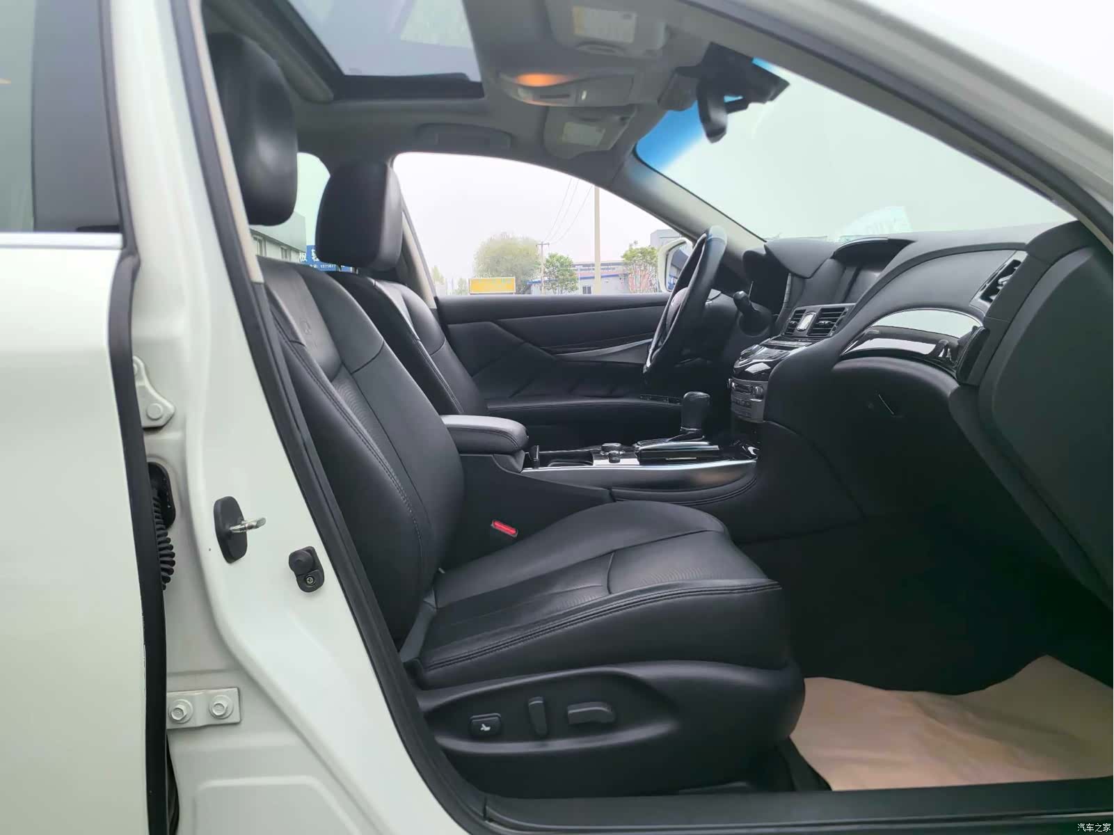 Infiniti M25L, 2013 16