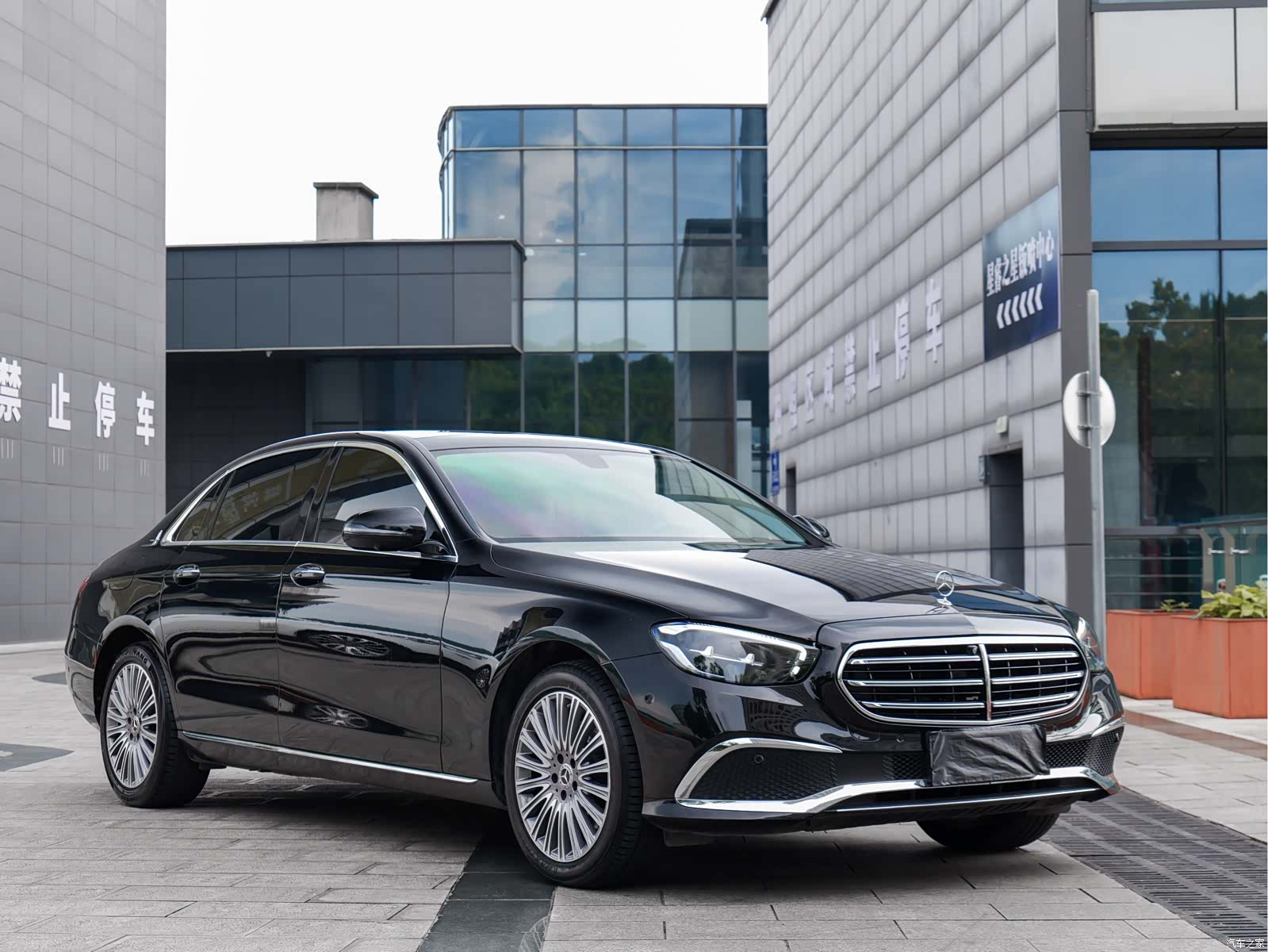 Mercedes-Benz E-Class, 2022 3