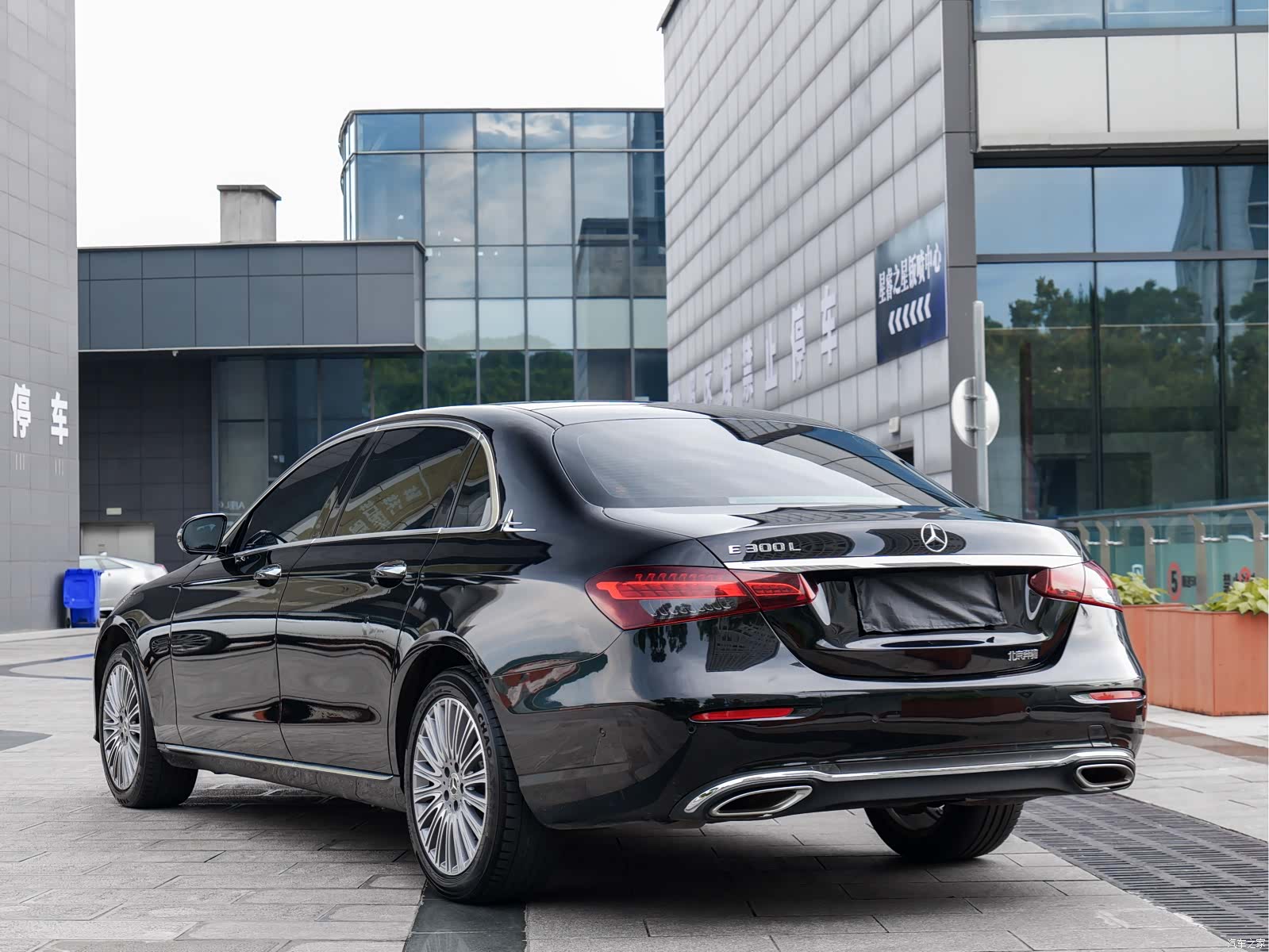 Mercedes-Benz E-Class, 2022 4