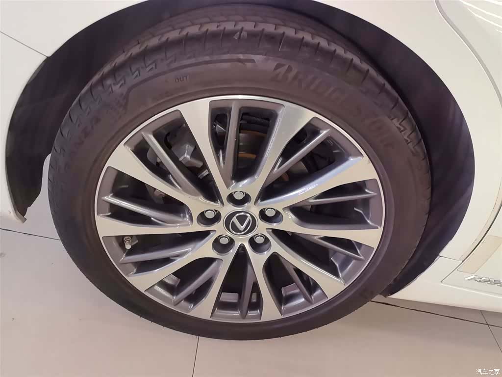 Lexus ES, 2018 25