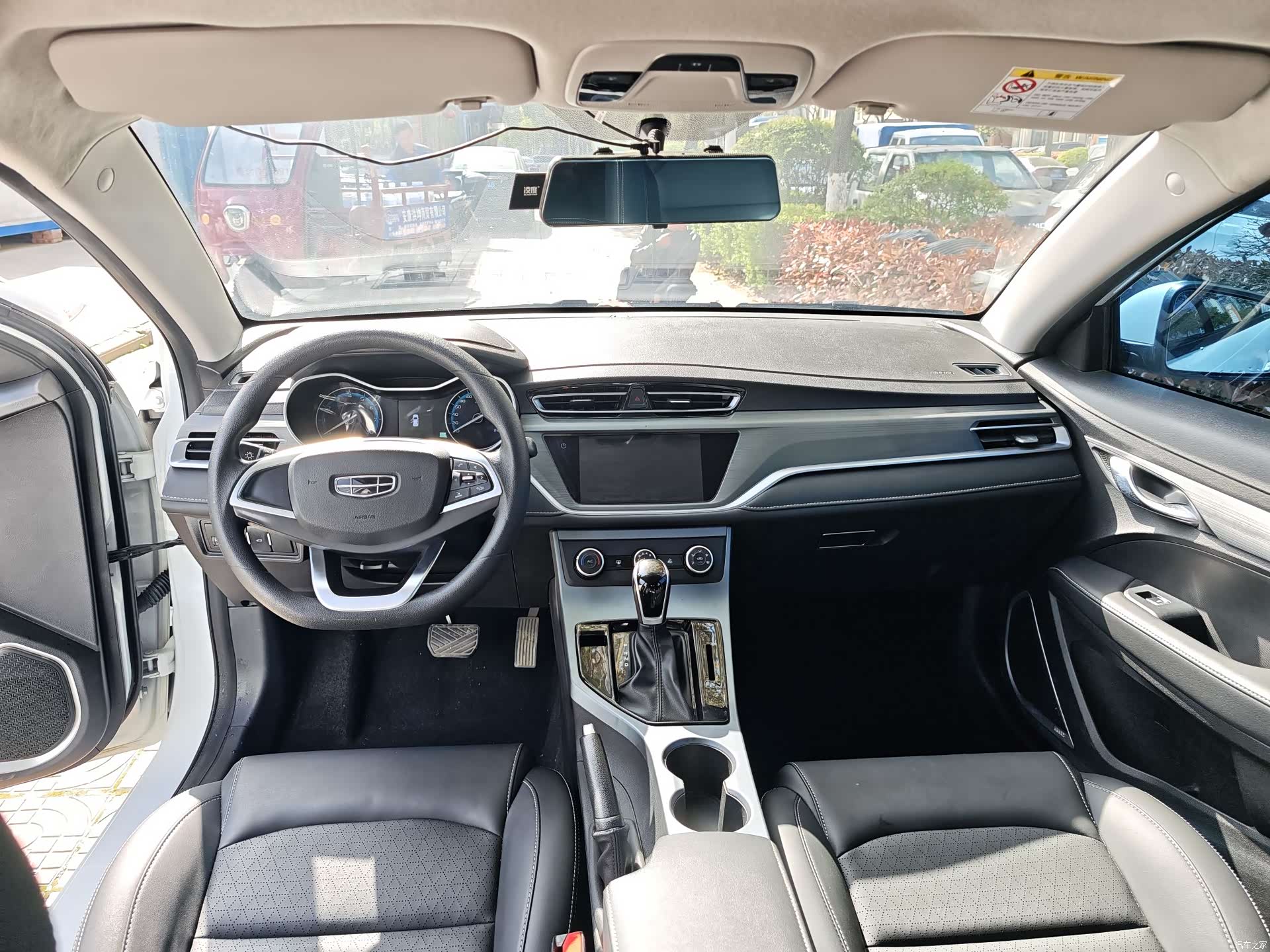 Geely Emgrand, 2022 9