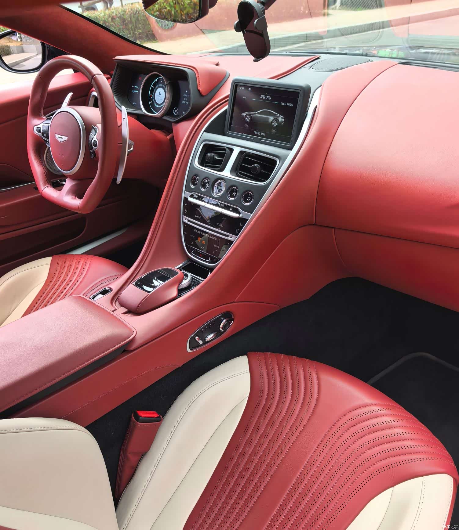Aston Martin DB11, 2022 13