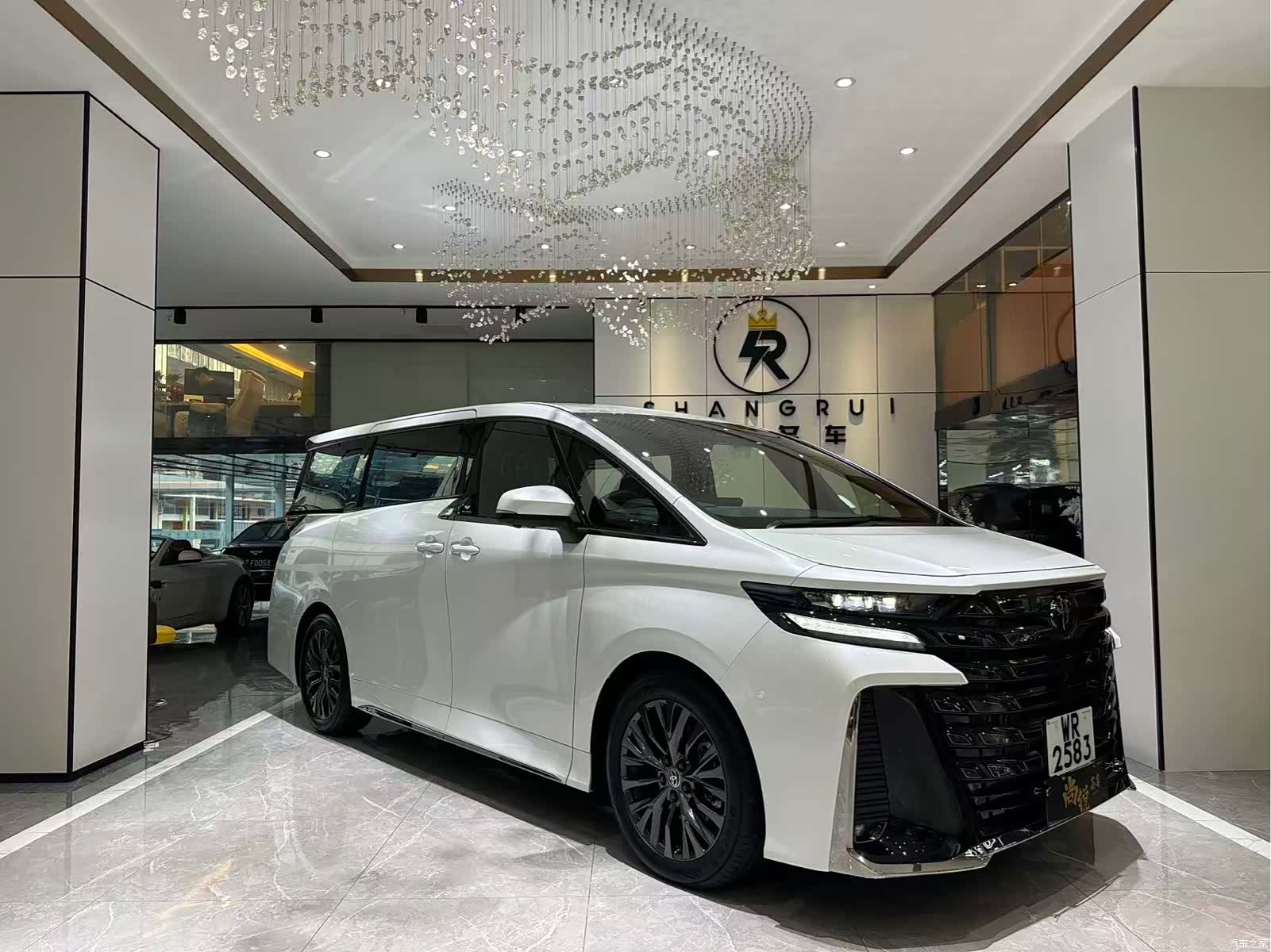 Toyota Vellfire, 2025 3