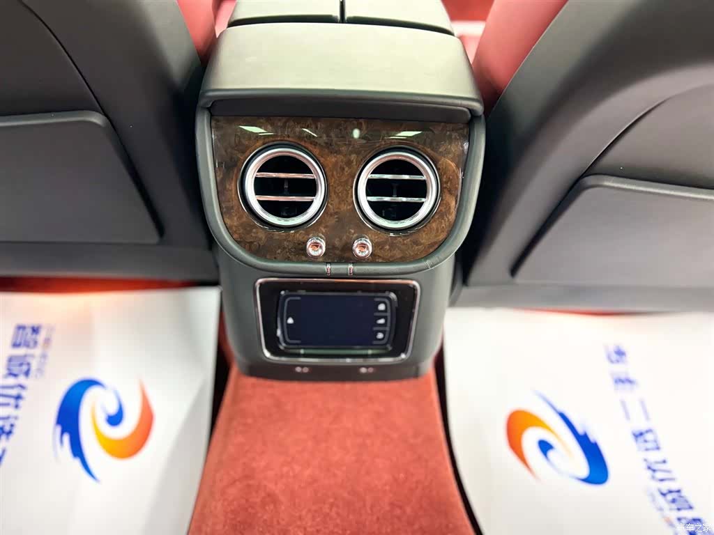 Bentley Bentayga, 2018 18