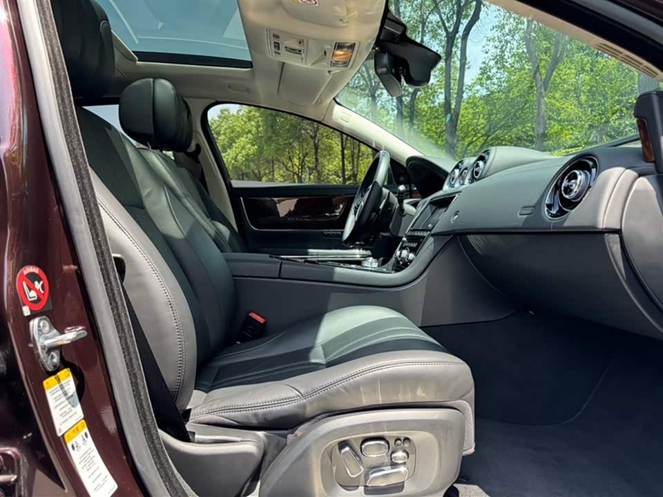 Jaguar XJ Jaguar XJ