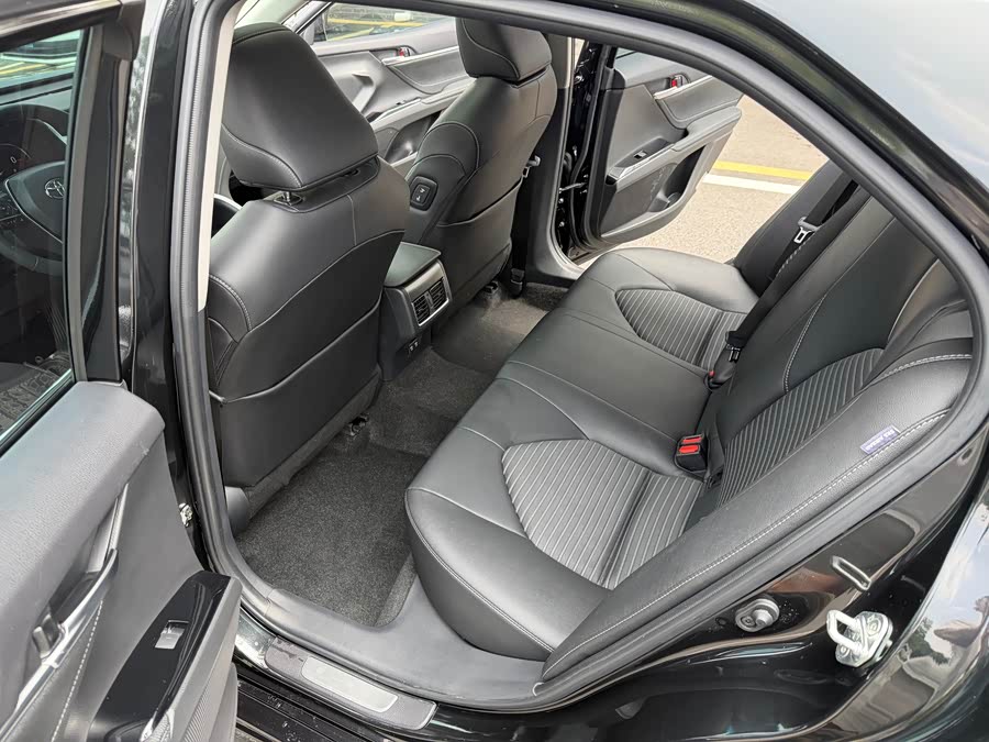 Toyota Camry 2022, фото 16