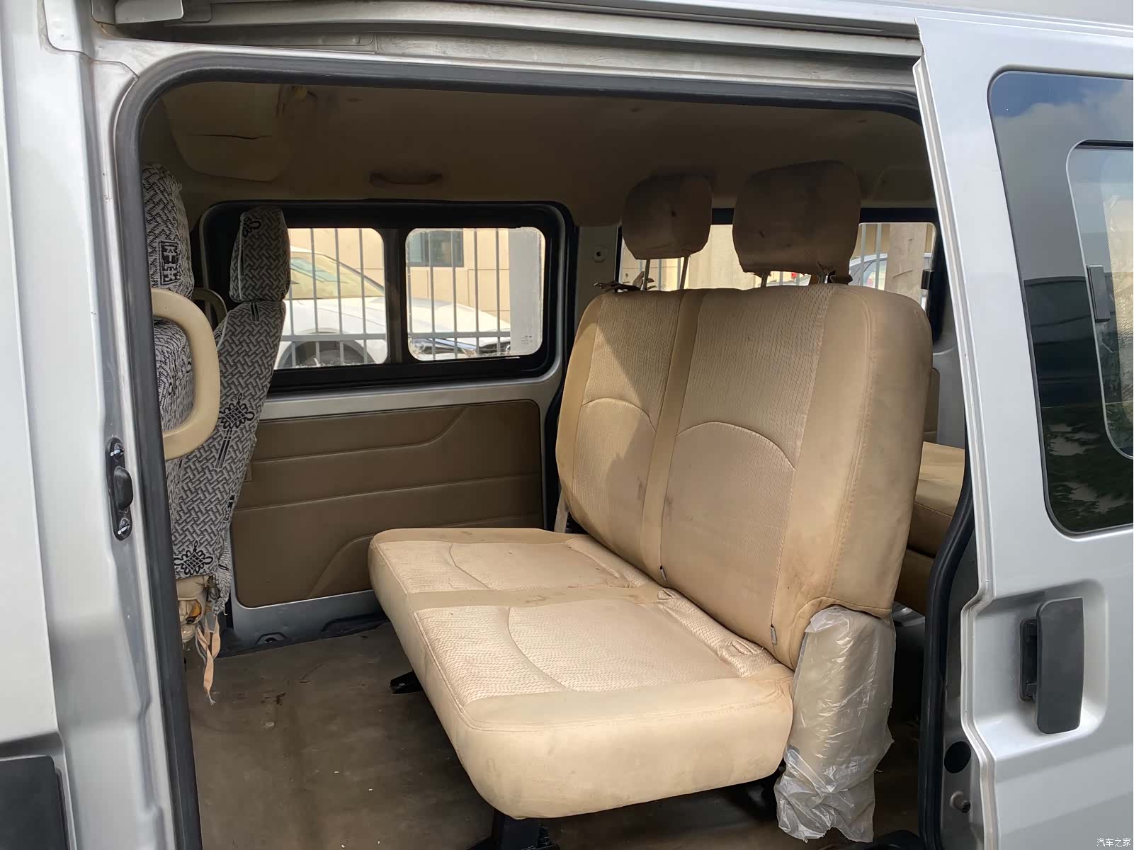 DongFeng C37, 2016 11
