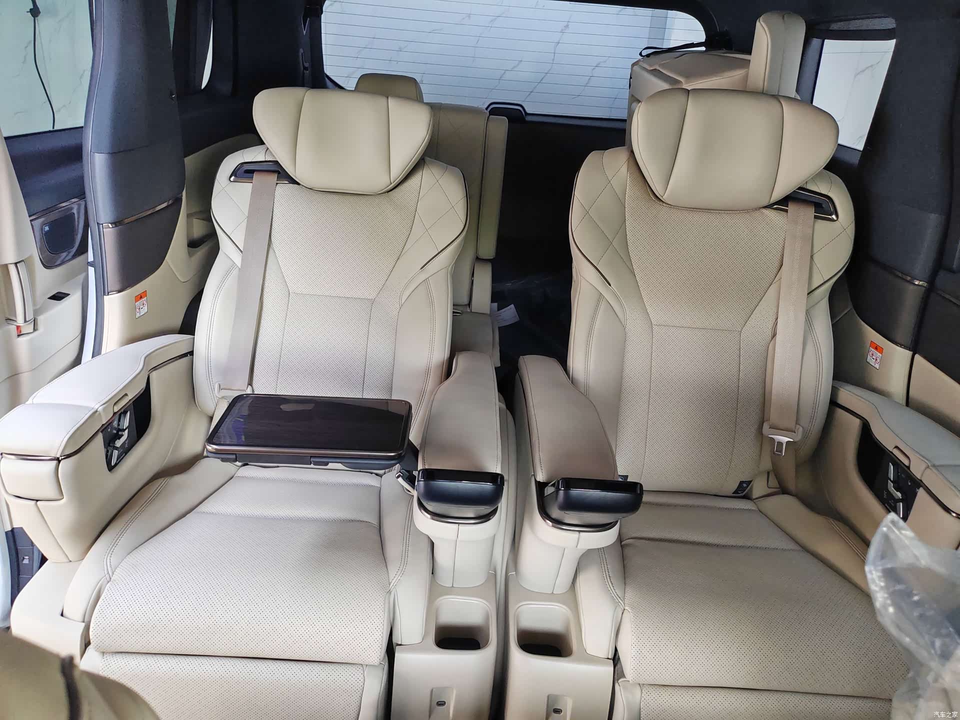 Toyota Alphard, 1900 13