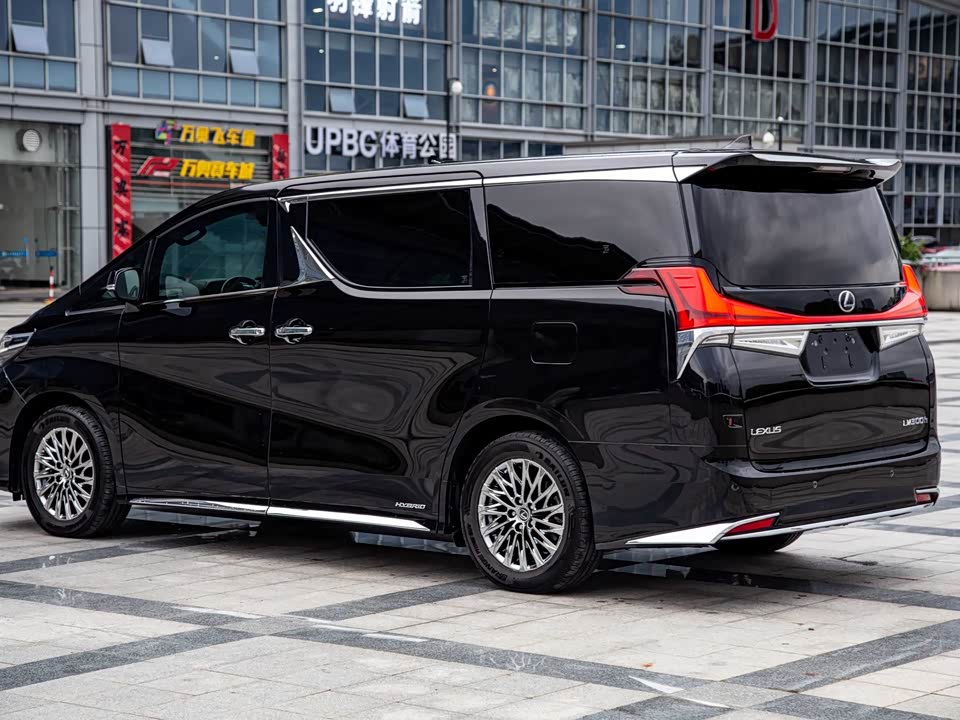Lexus LM