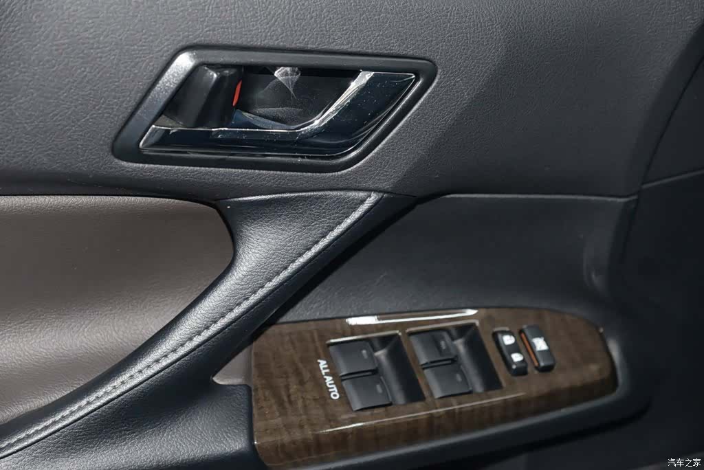 Toyota 2.5V, 2016 8
