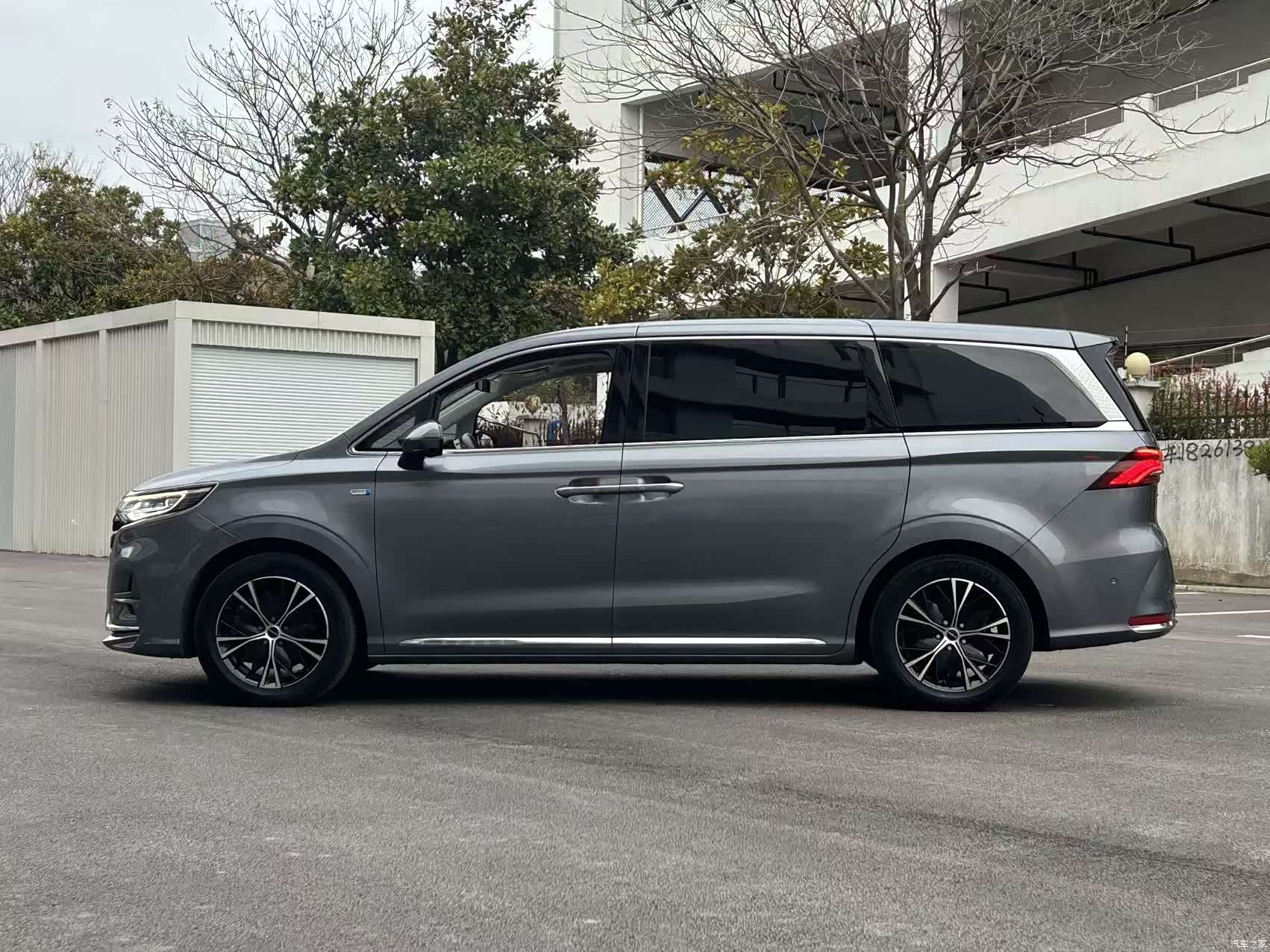 Roewe iMAX8, 2025 11