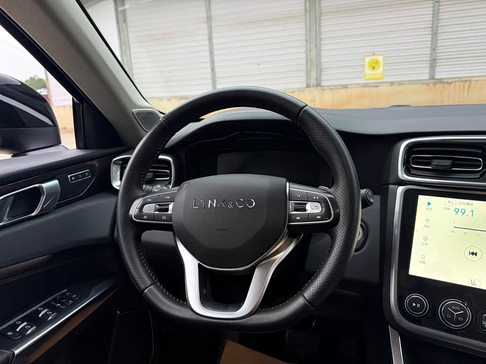 Lynk & Co 01