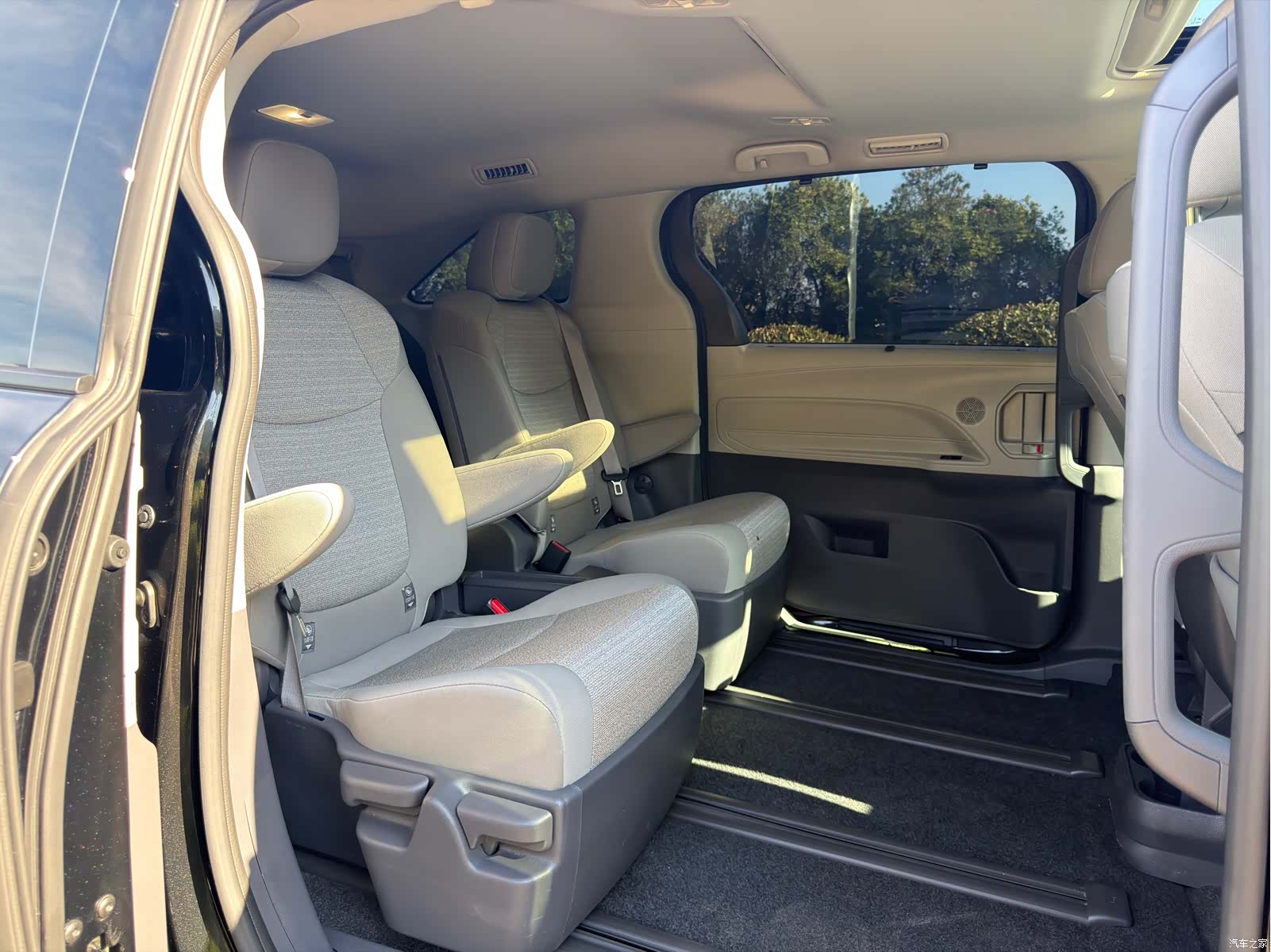 Toyota Sienna, 2025 12