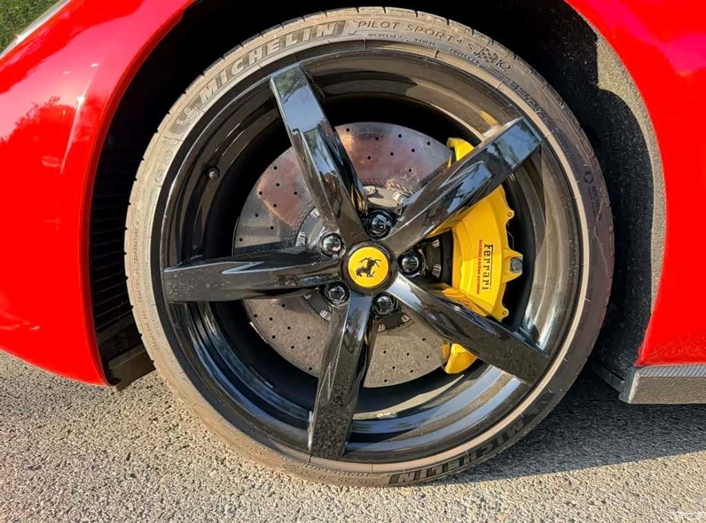 Ferrari GTC4Lus, 2018 12