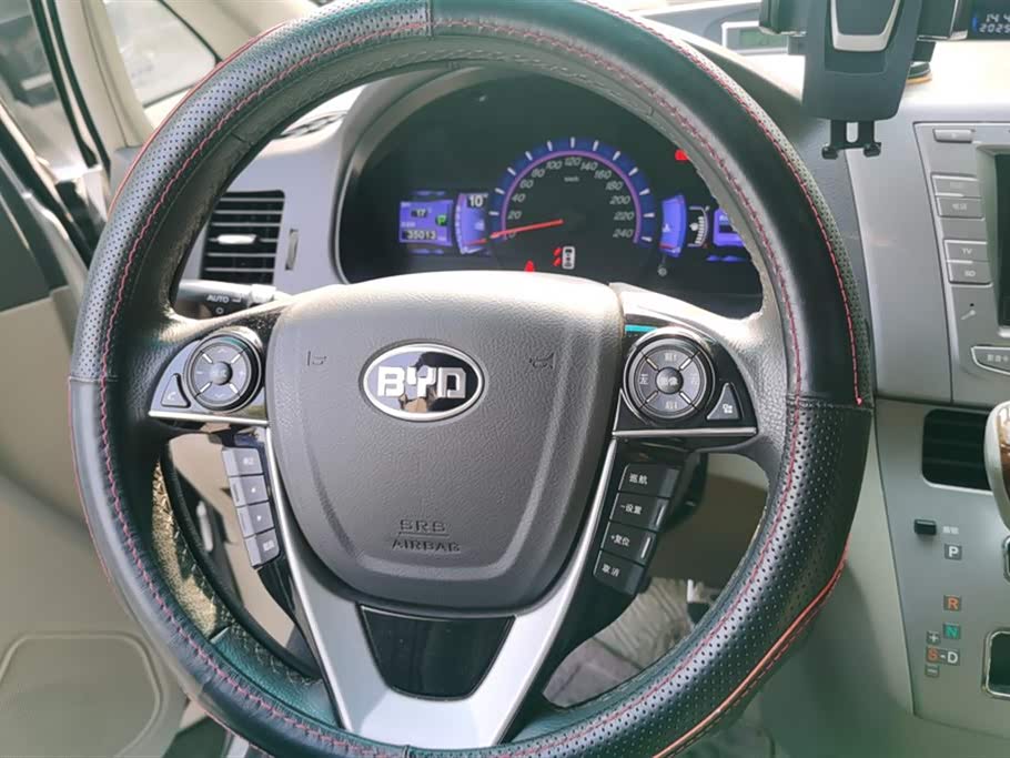 BYD M6