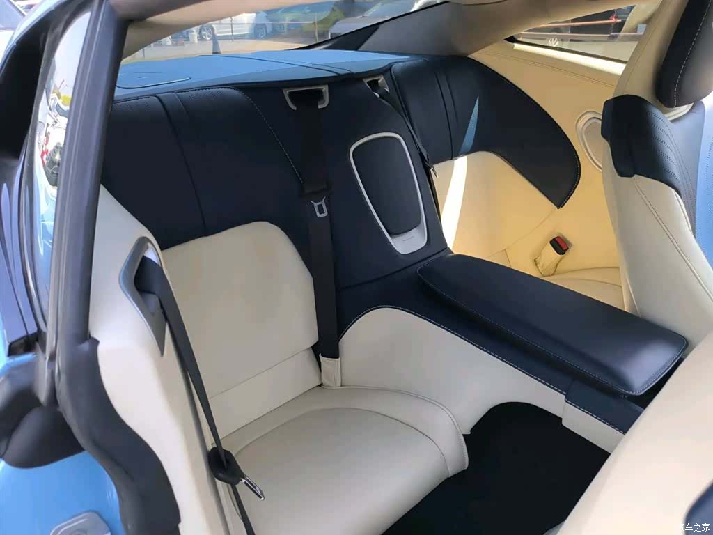 Aston Martin DB11, 2020 12