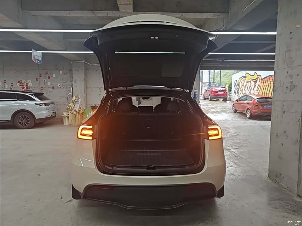 Tesla Model Y, 2023 19