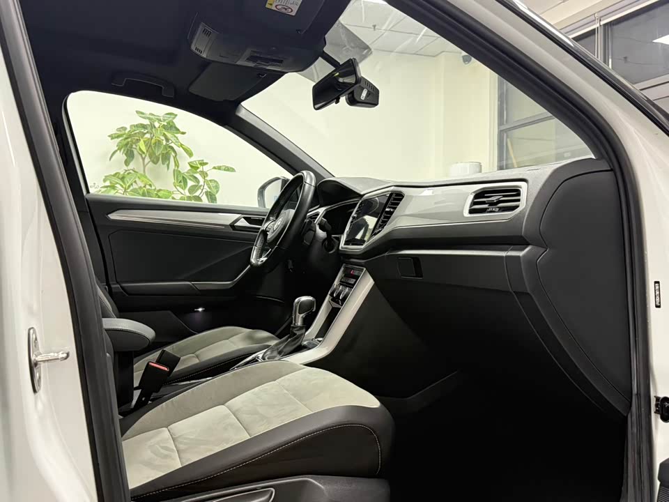 Volkswagen T-ROC exploring Songs