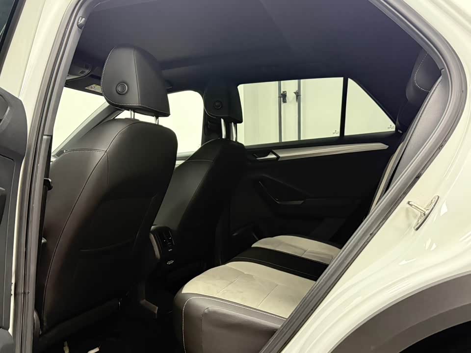 Volkswagen T-ROC exploring Songs