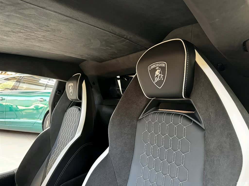 Lamborghini Revuelto, 2025 10