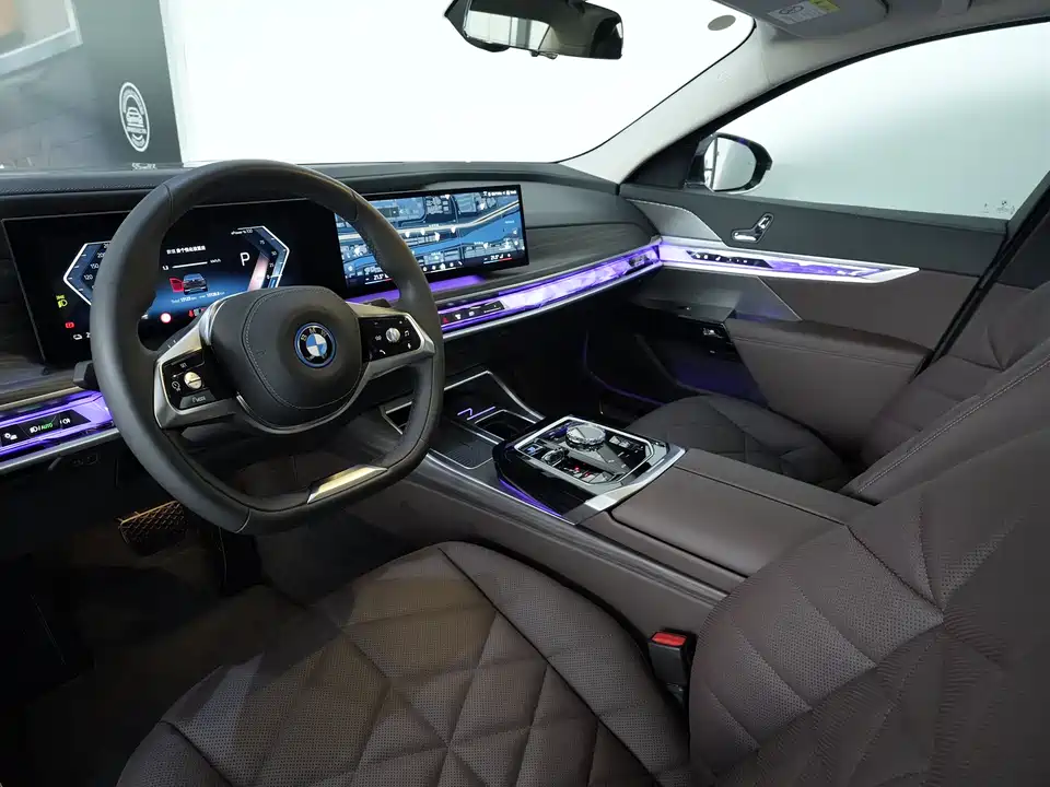 BMW i7