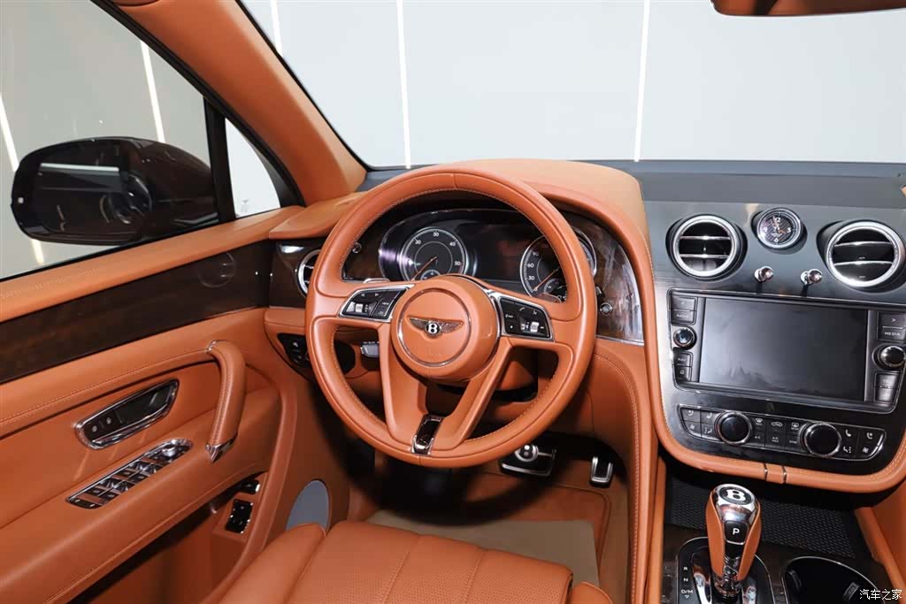 Bentley Bentayga, 2018 26