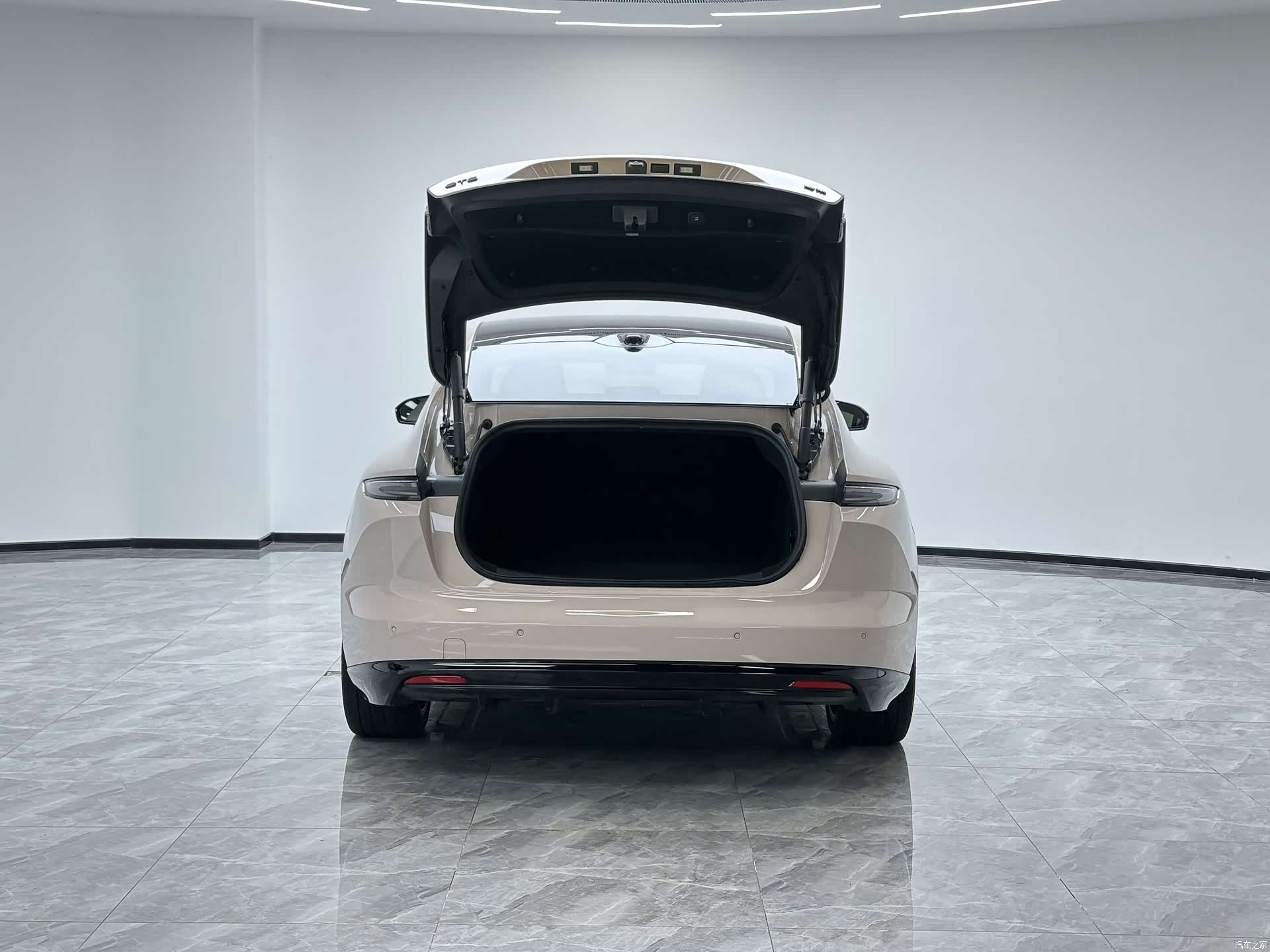 NIO ET5, 2025 10