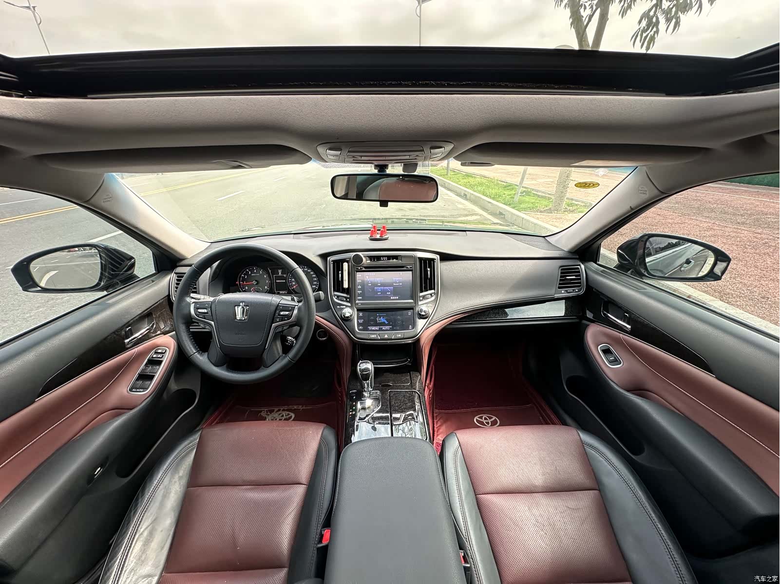 Toyota Crown, 2018 все фото