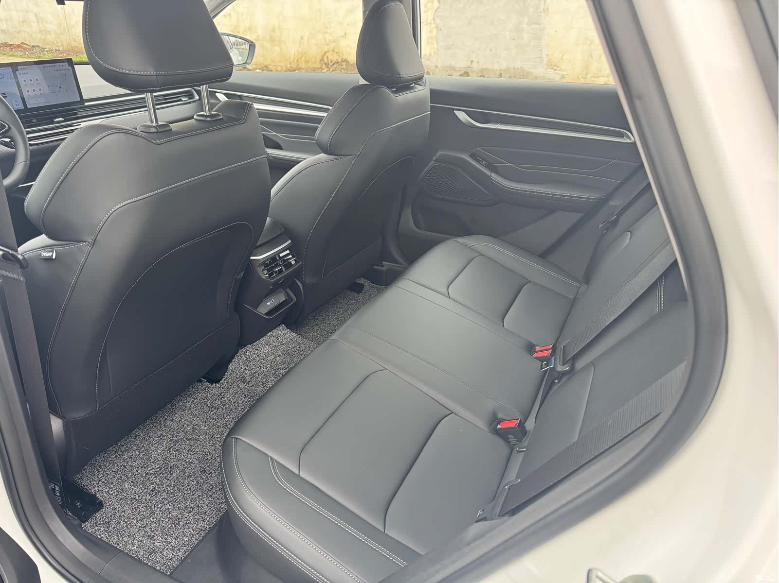 Geely Emgrand, 2022 все фото