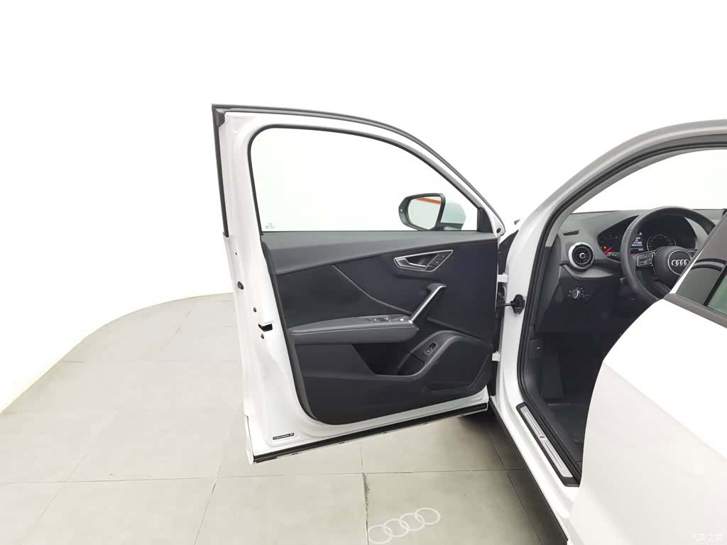 Audi Q2L, 2024 8