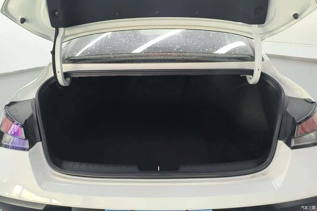 Hyundai Elantra, 2025 4