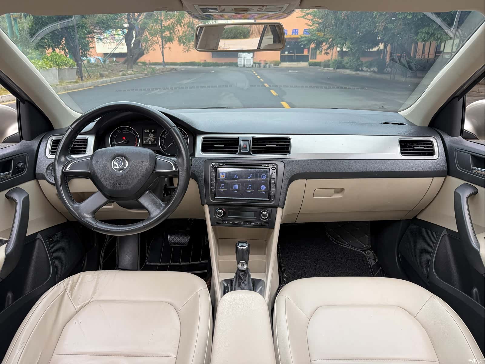 Skoda Rapid, 2014 11